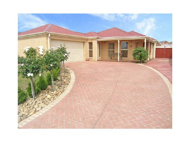 8 Newbury Drive, Berwick VIC 3806