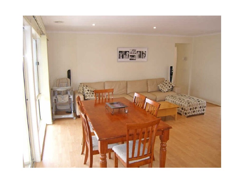 8 Newbury Drive, Berwick VIC 3806