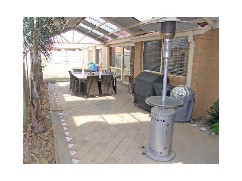 8 Newbury Drive, Berwick VIC 3806