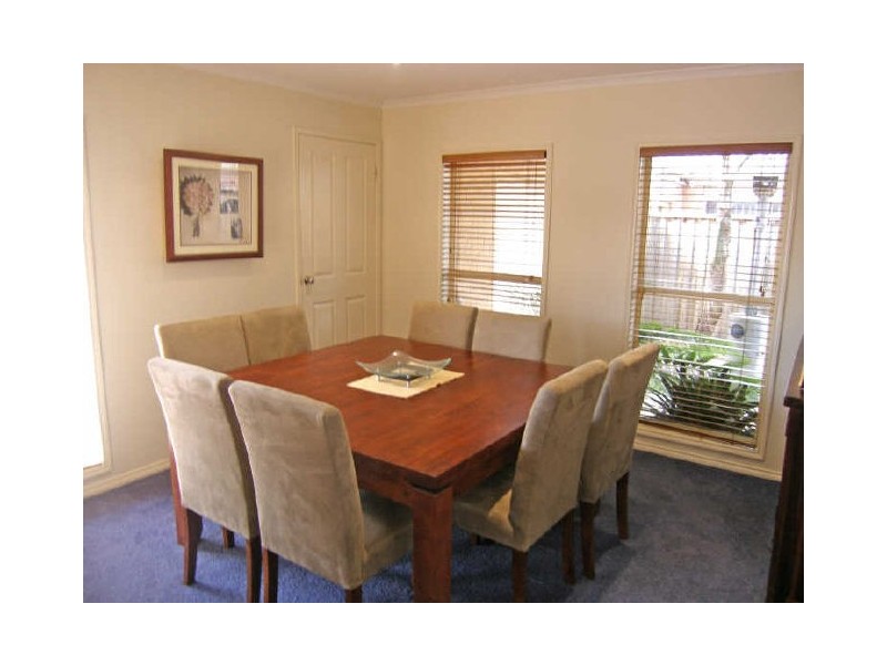 8 Newbury Drive, Berwick VIC 3806