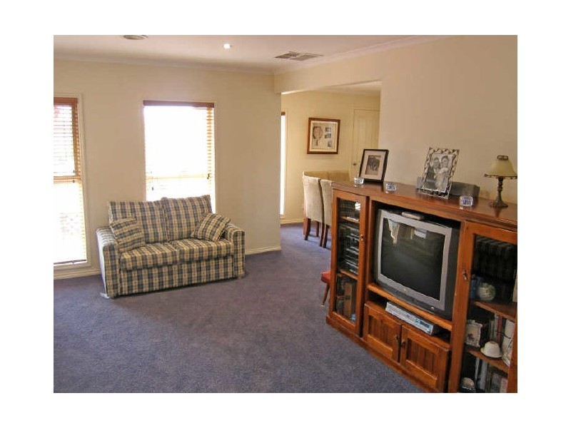 8 Newbury Drive, Berwick VIC 3806