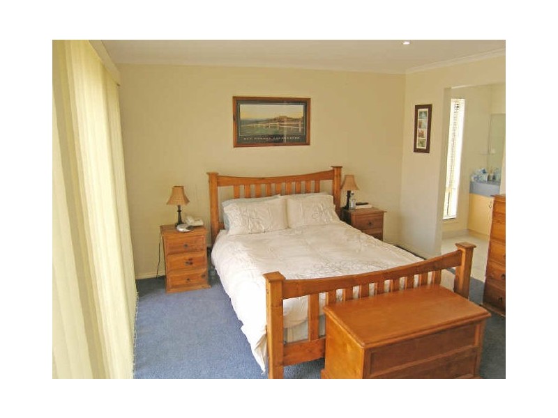 8 Newbury Drive, Berwick VIC 3806