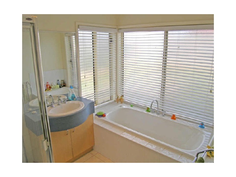 8 Newbury Drive, Berwick VIC 3806