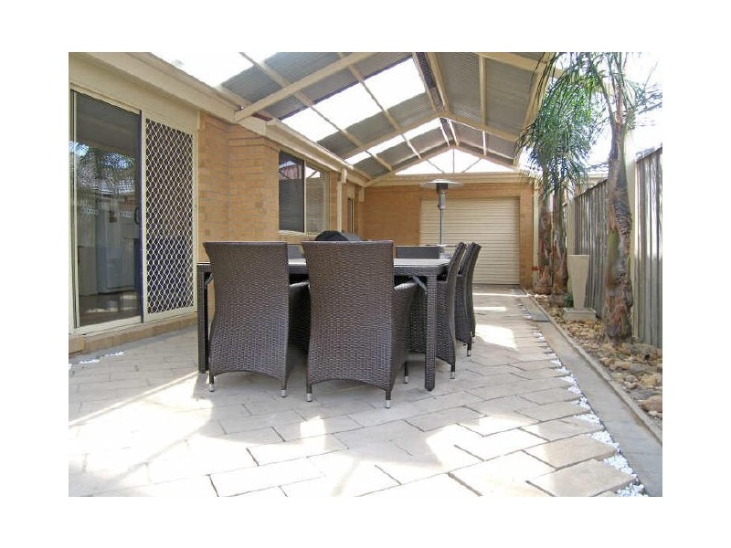 8 Newbury Drive, Berwick VIC 3806