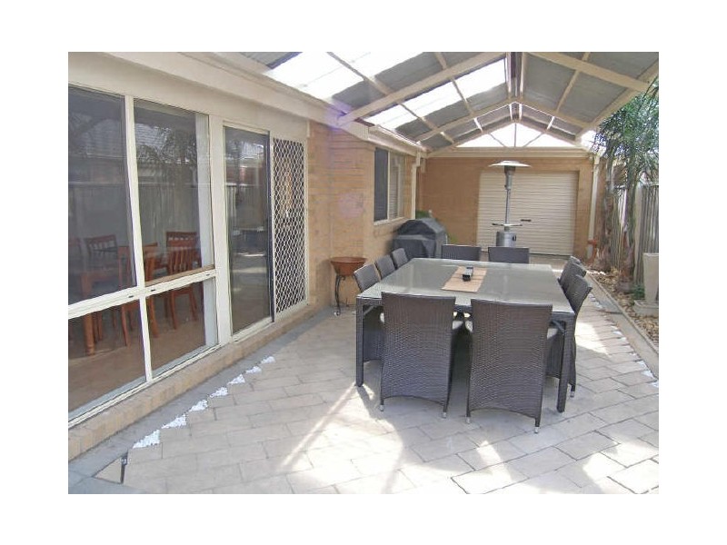 8 Newbury Drive, Berwick VIC 3806