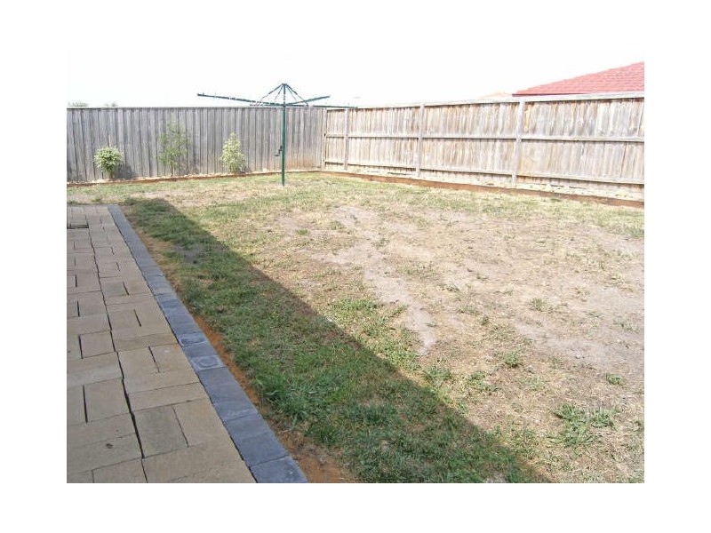 8 Newbury Drive, Berwick VIC 3806