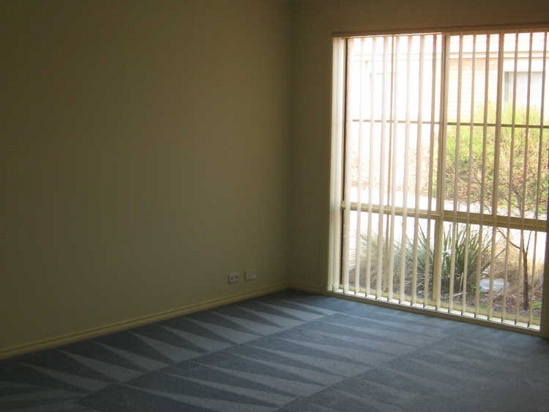 4/19-21 Maculata Drive, Cranbourne VIC 3977