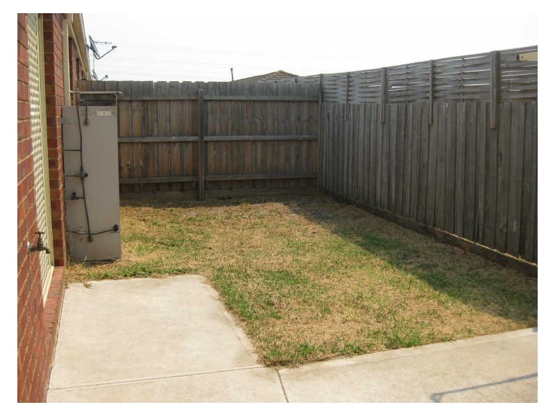 4/19-21 Maculata Drive, Cranbourne VIC 3977