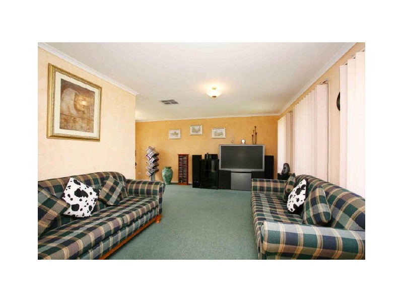 64 St Boswells Avenue, Berwick VIC 3806