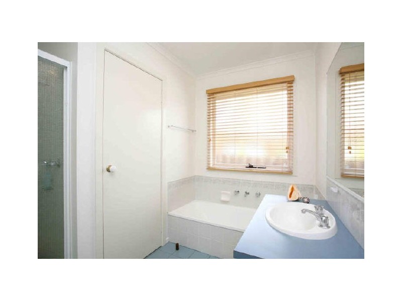 64 St Boswells Avenue, Berwick VIC 3806