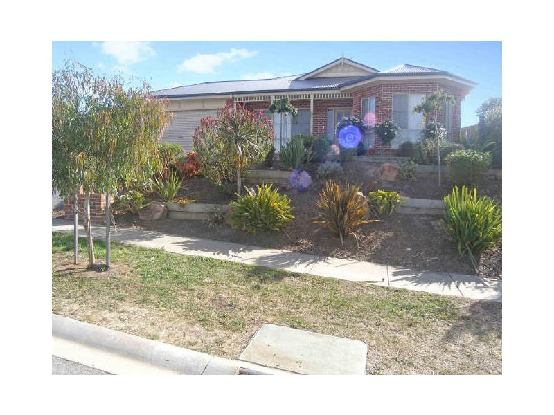 8 Sheldon Drive, Berwick VIC 3806