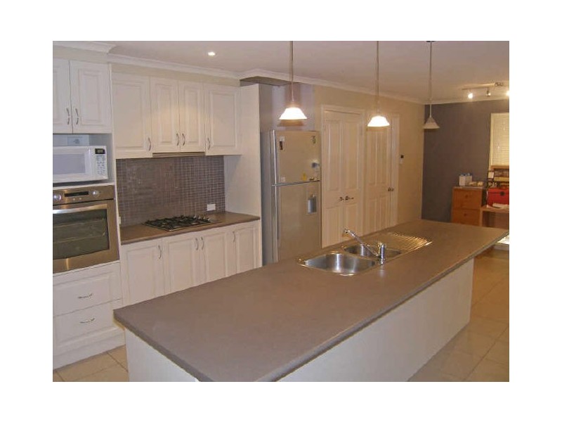 8 Sheldon Drive, Berwick VIC 3806