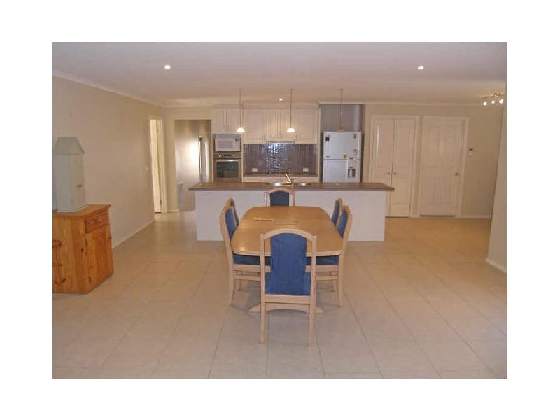 8 Sheldon Drive, Berwick VIC 3806