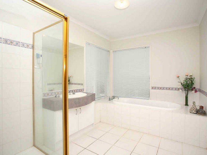 114 Berwick Springs Promenade, Narre Warren South VIC 3805