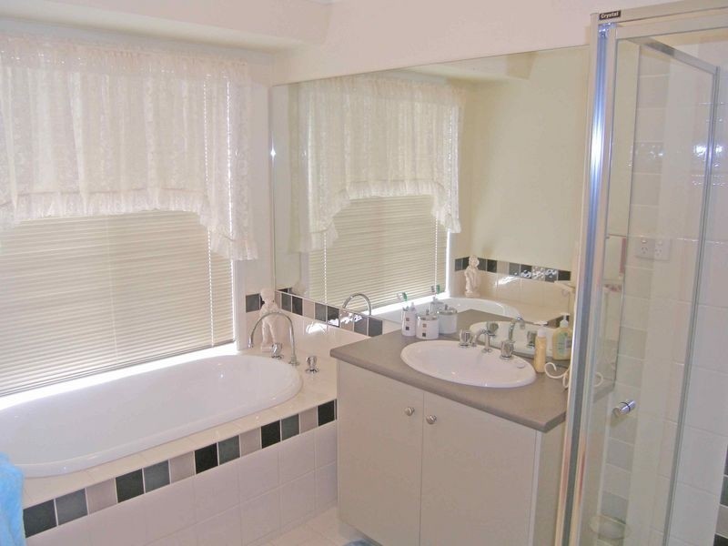 40 Pevensey Drive, Narre Warren South VIC 3805