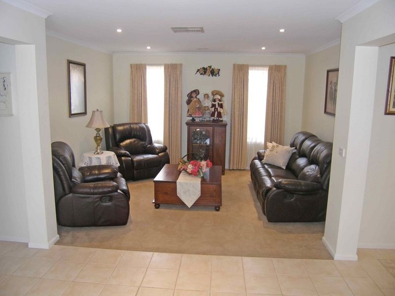 40 Pevensey Drive, Narre Warren South VIC 3805