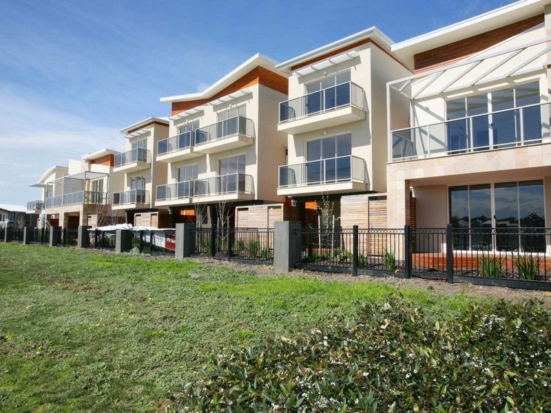 4/16-20 Cormorant Parade, Pakenham VIC 3810