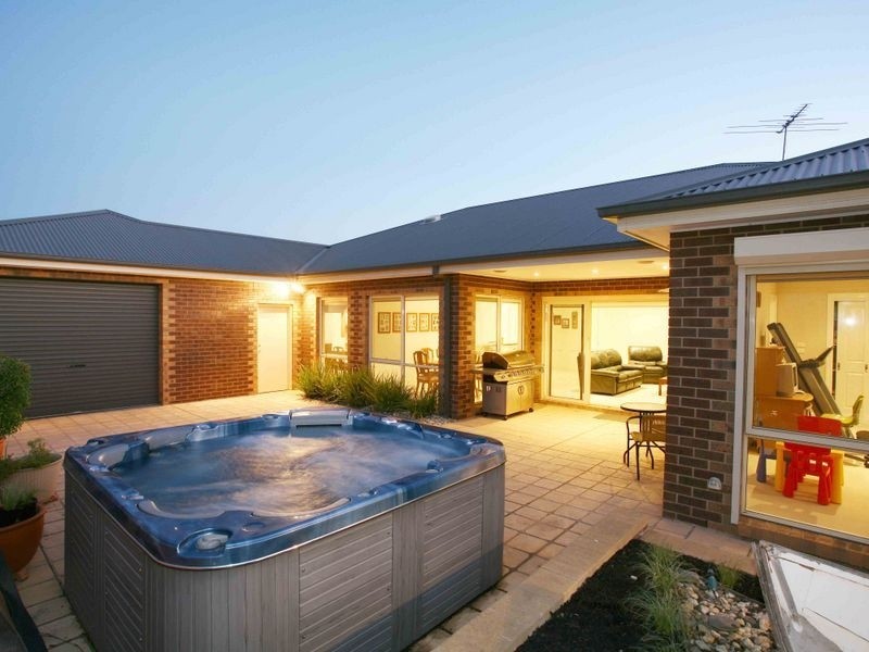 11 Aitken Court, Berwick VIC 3806
