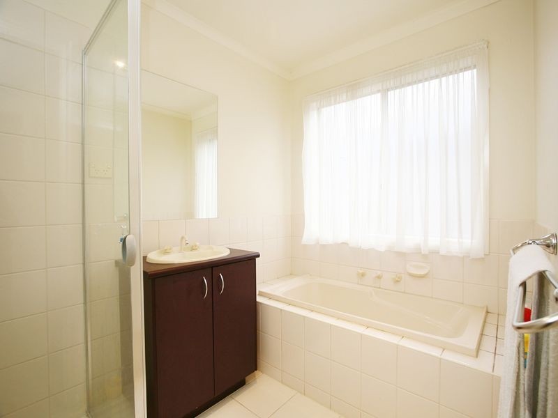 4 Marina Court, Berwick VIC 3806