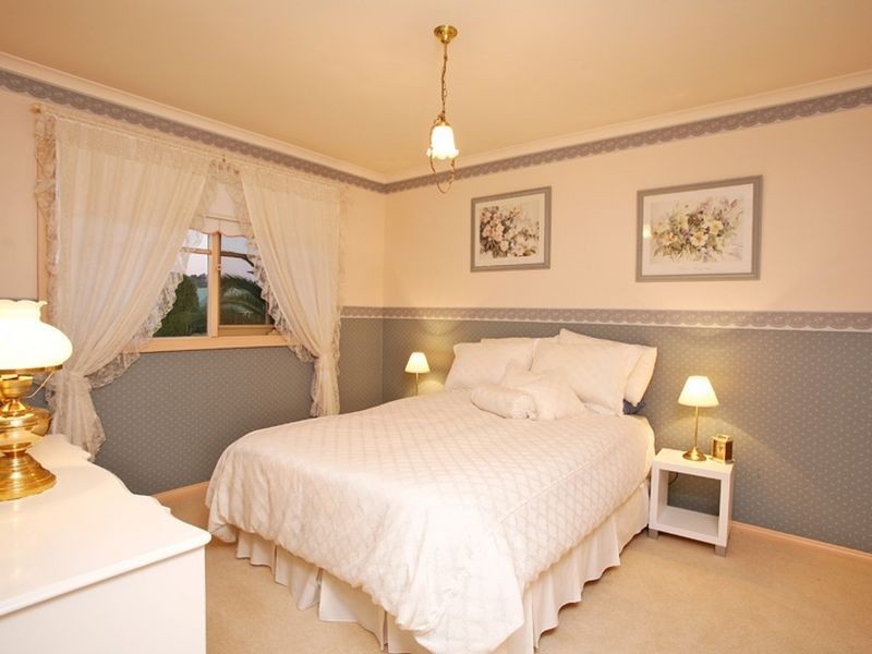 33 Bournevale Drive, Berwick VIC 3806