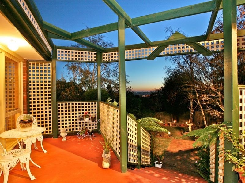 33 Bournevale Drive, Berwick VIC 3806