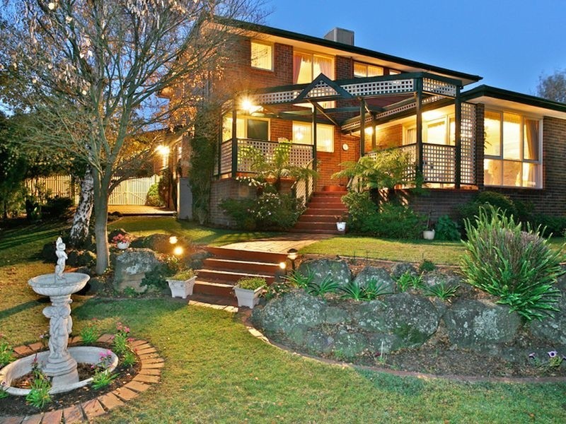 33 Bournevale Drive, Berwick VIC 3806