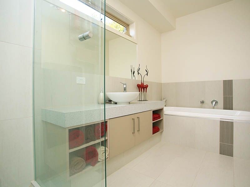 2/22 Cara Crescent, Berwick VIC 3806
