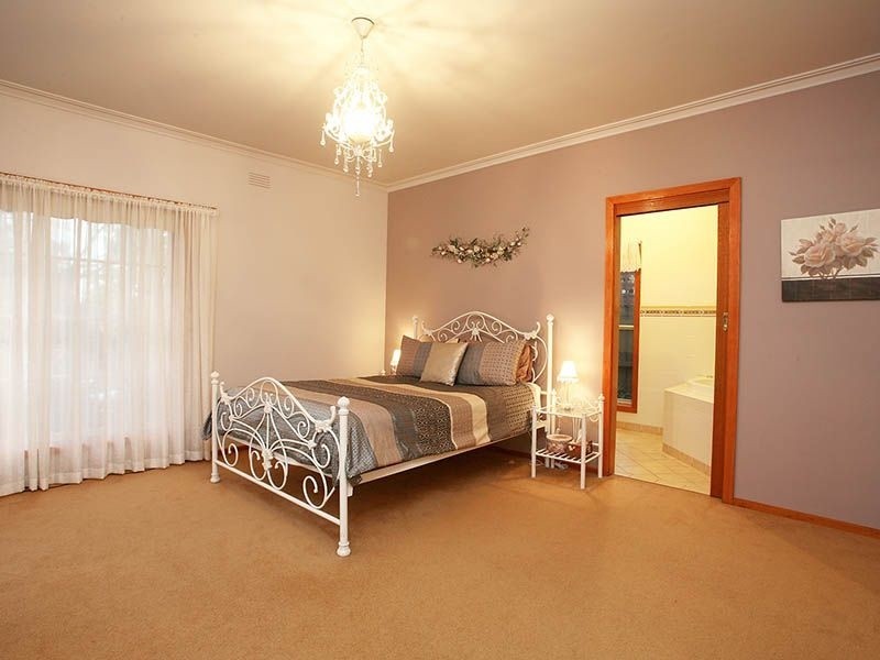 18 Shute Avenue, Berwick VIC 3806