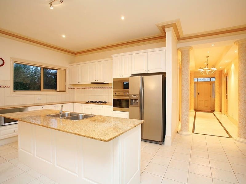 4 Parkwood Avenue, Narre Warren South VIC 3805