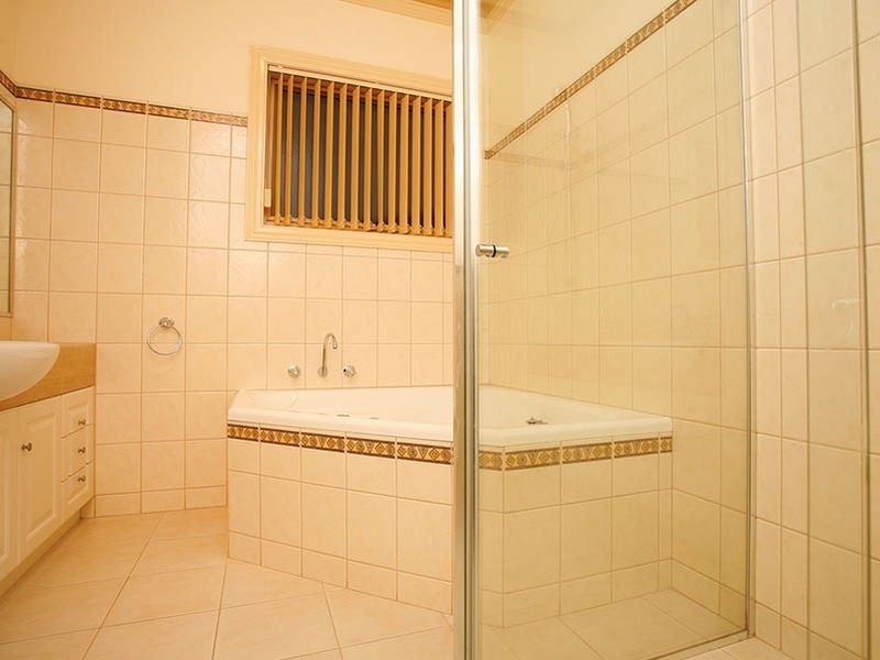 4 Parkwood Avenue, Narre Warren South VIC 3805