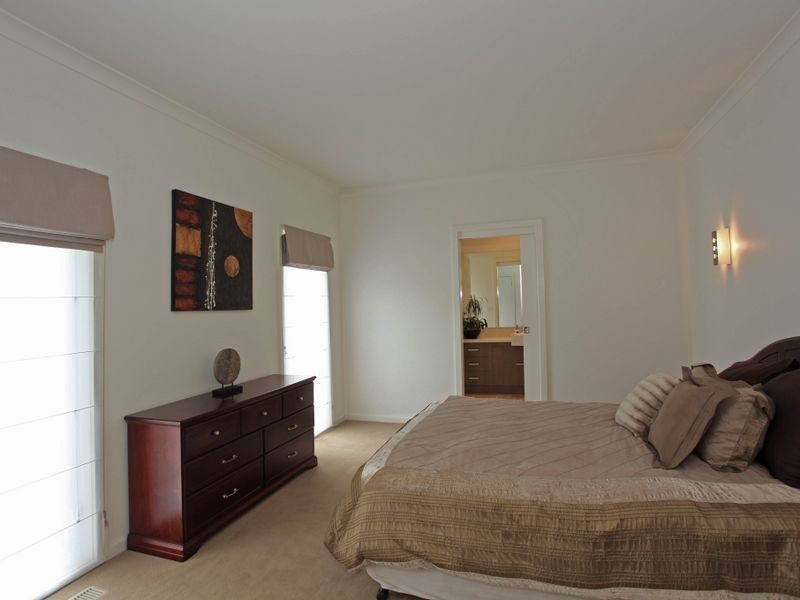 38 Leemak Crescent, Berwick VIC 3806