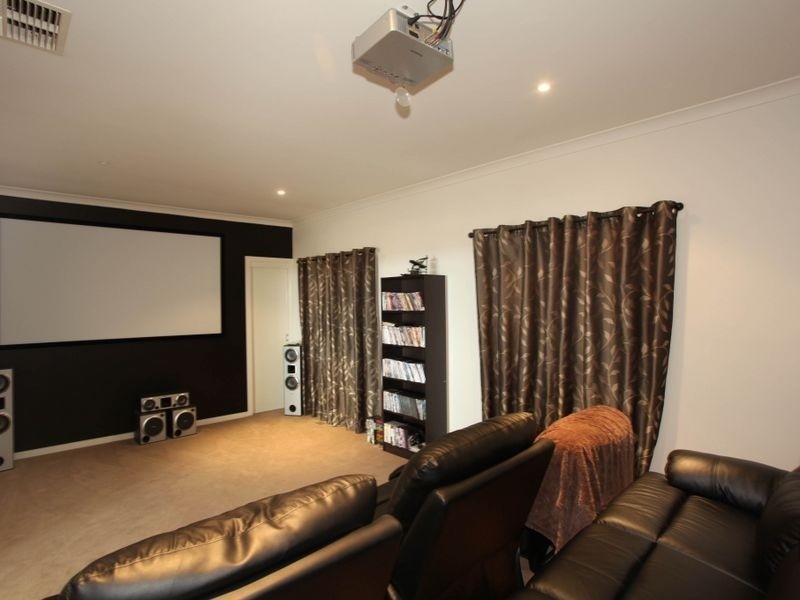 38 Leemak Crescent, Berwick VIC 3806