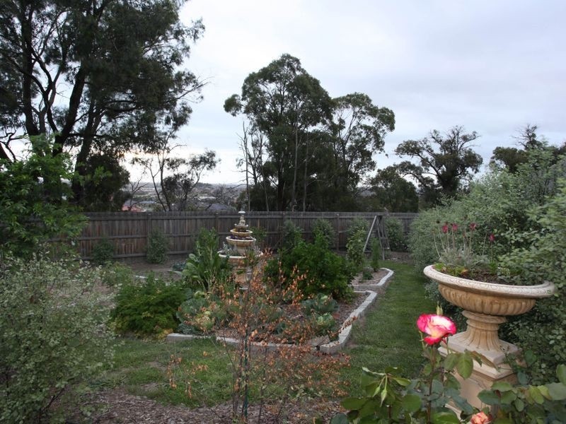 38 Leemak Crescent, Berwick VIC 3806