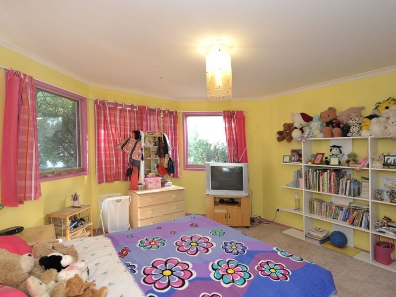 8 Mahon Avenue, Beaconsfield VIC 3807