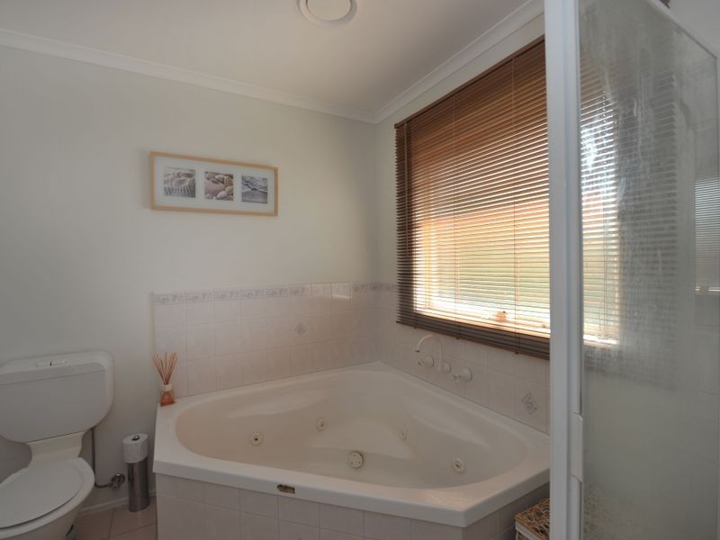 8 Mahon Avenue, Beaconsfield VIC 3807