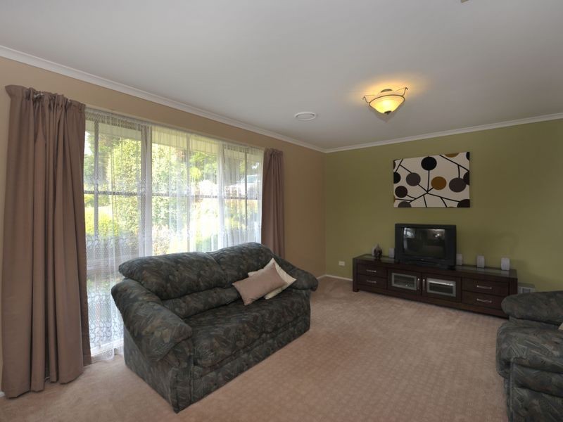 8 Mahon Avenue, Beaconsfield VIC 3807