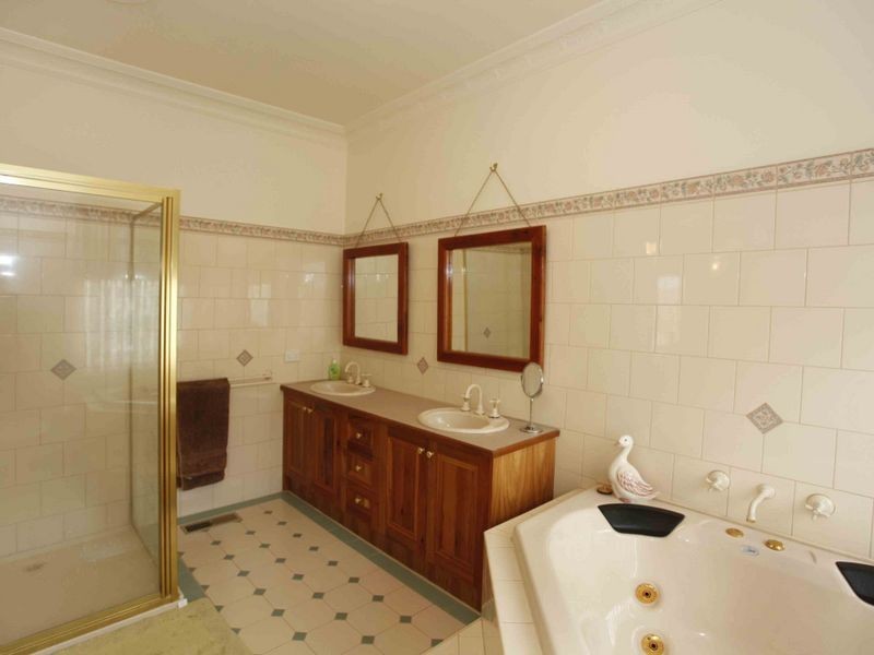 12 Milparinka Way, Berwick VIC 3806