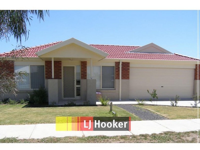 82 Calais Circuit, Cranbourne VIC 3977