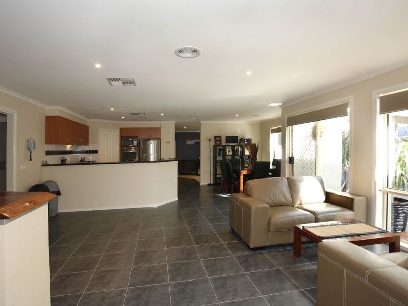 10 Redmore Court, Berwick VIC 3806