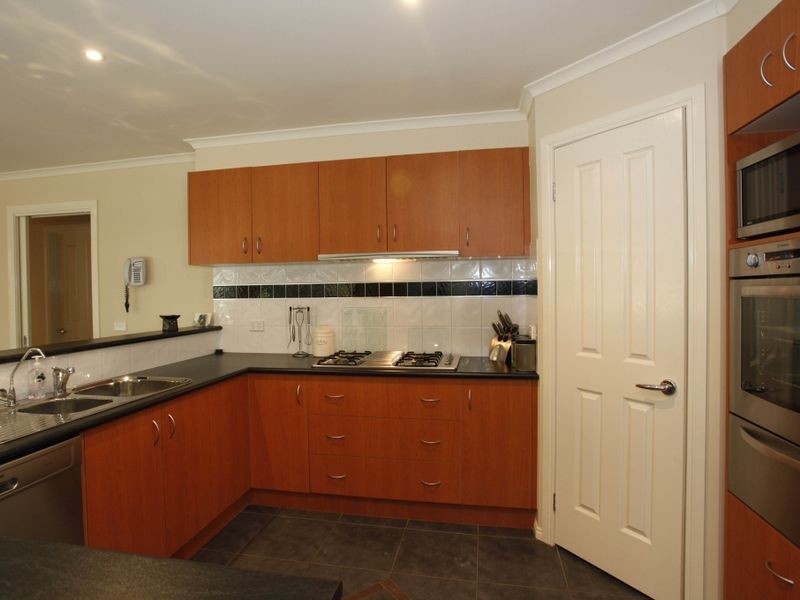 10 Redmore Court, Berwick VIC 3806