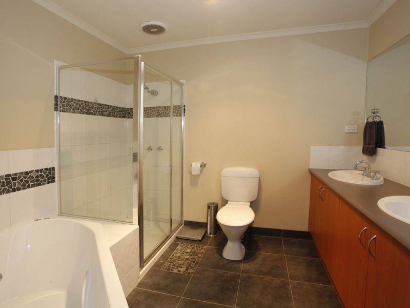 10 Redmore Court, Berwick VIC 3806