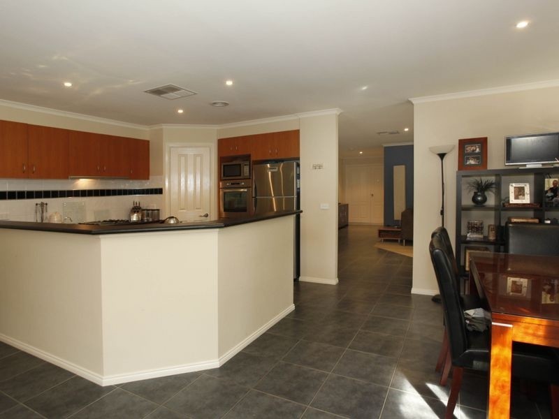 10 Redmore Court, Berwick VIC 3806
