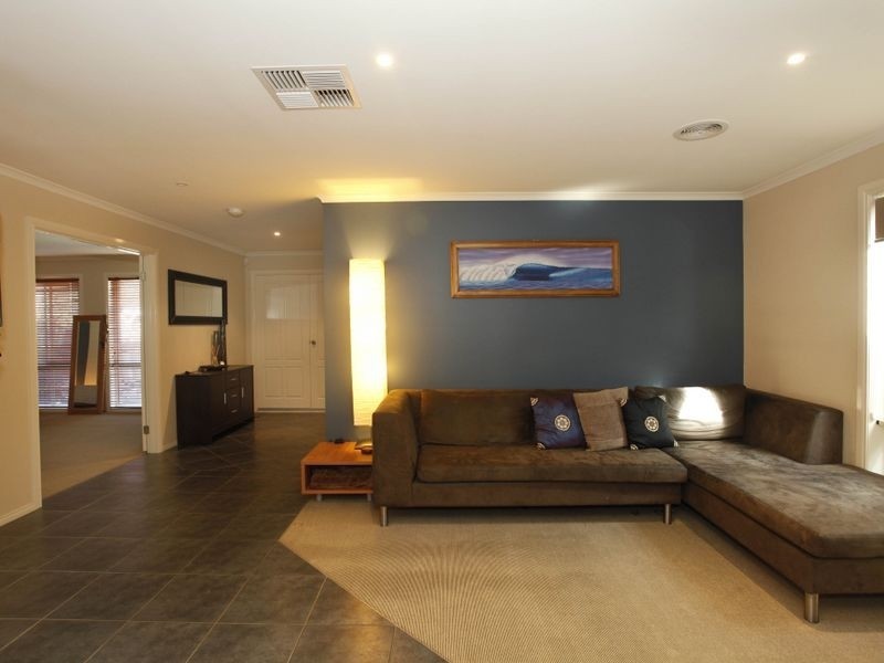 10 Redmore Court, Berwick VIC 3806