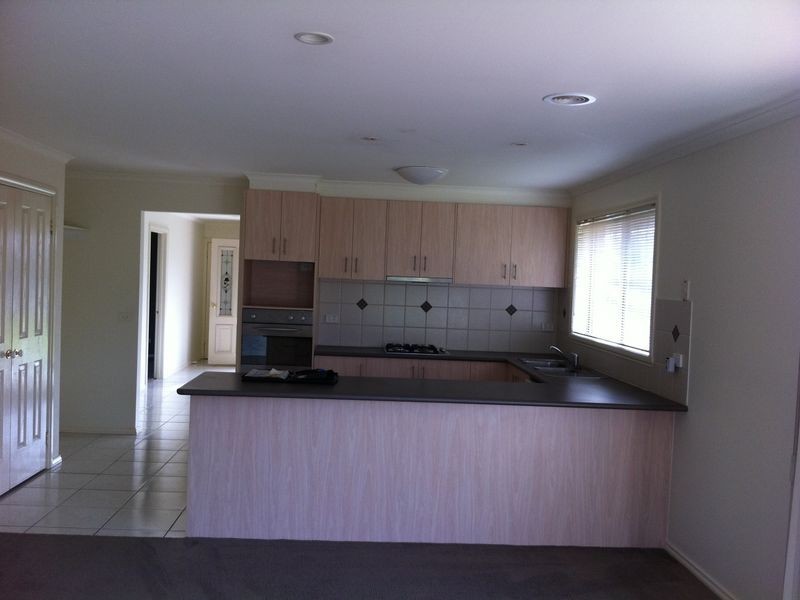 8 Sarah Louise Place, Berwick VIC 3806