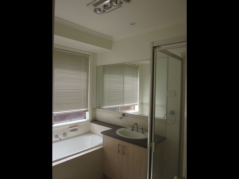 8 Sarah Louise Place, Berwick VIC 3806