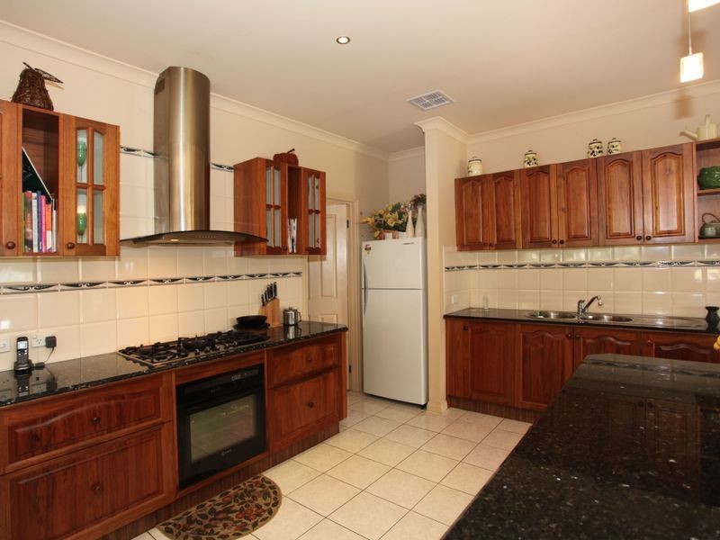 2 Springbank Rise, Narre Warren North VIC 3804