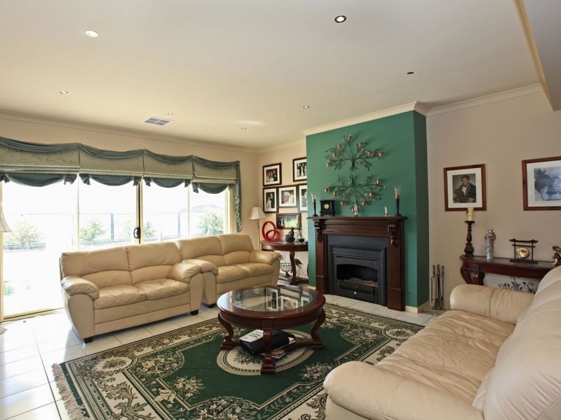 2 Springbank Rise, Narre Warren North VIC 3804