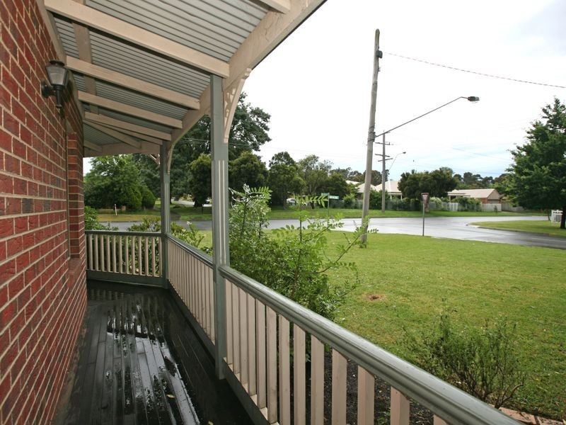 10 Manuka Road, Berwick VIC 3806