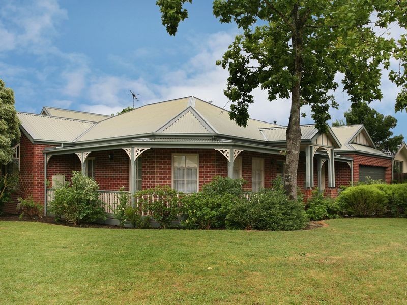 10 Manuka Road, Berwick VIC 3806