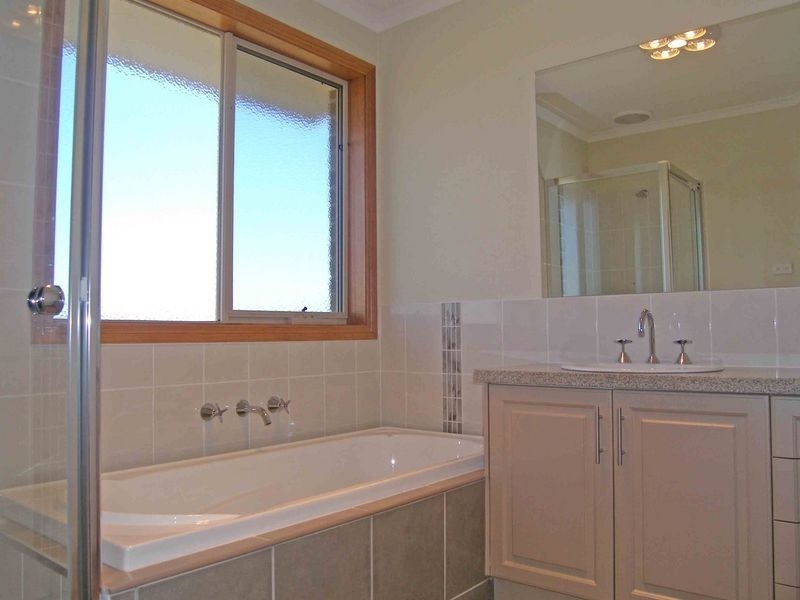 16 Whistler Drive, Berwick VIC 3806